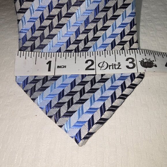 MENS SILK TIE BLACK BLUE  AND GRAY DIAGONAL CHEVRON PATTERN EUC - Picture 3 of 4